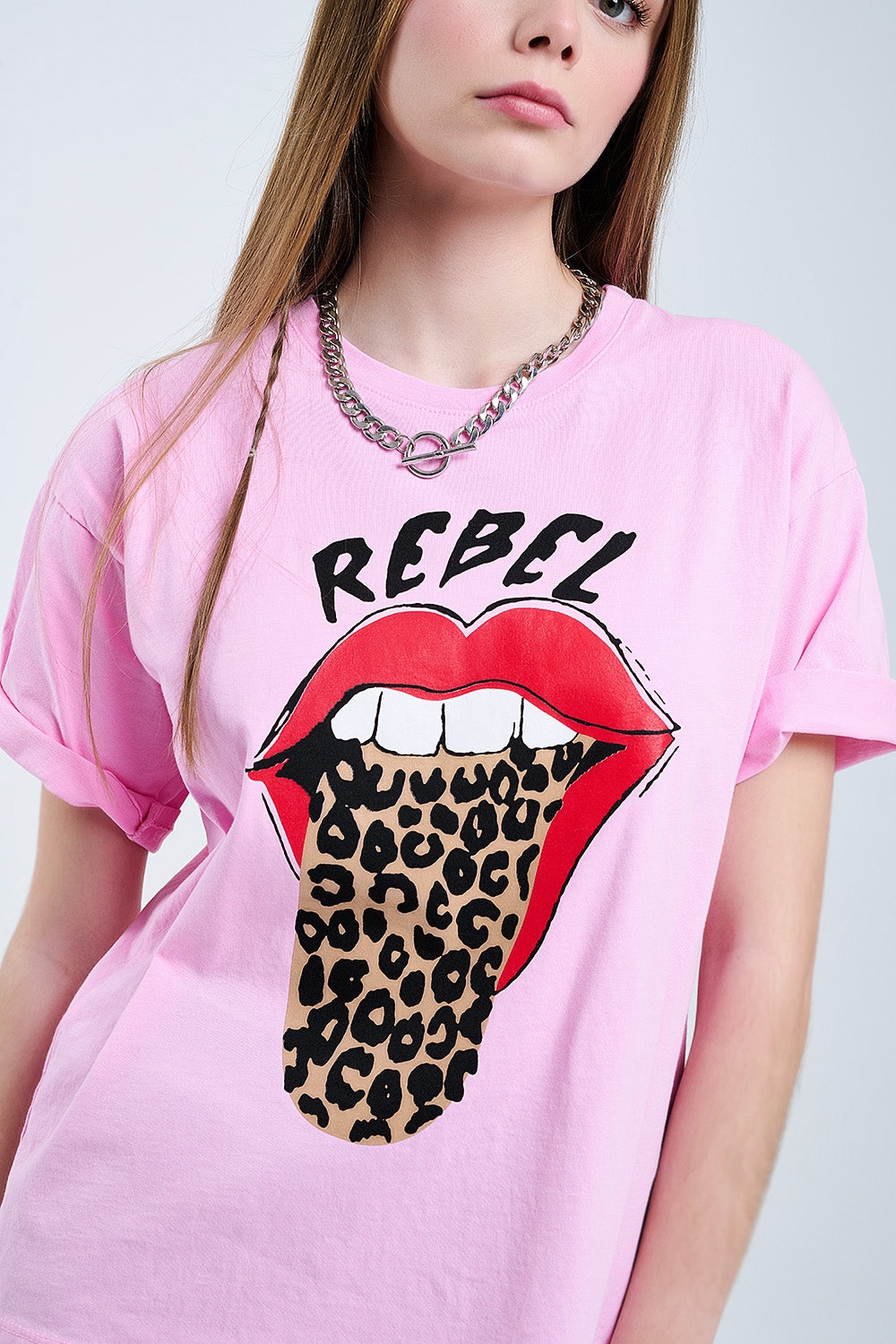 Camiseta gráfica Pink Rebel con estampado de leopardo en la lengüeta