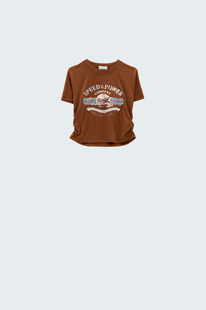 Camiseta marrón con cuello redondo y estampado gráfico