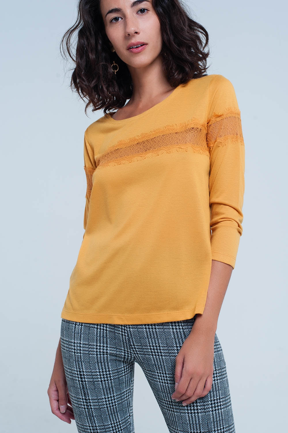 Camiseta mustard manga 3/4 con detalle de encaje de puntilla