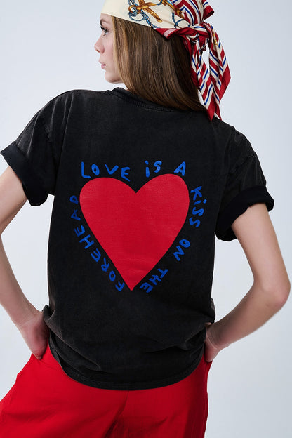 Camiseta negra con diseño de corazón en la parte delantera y trasera