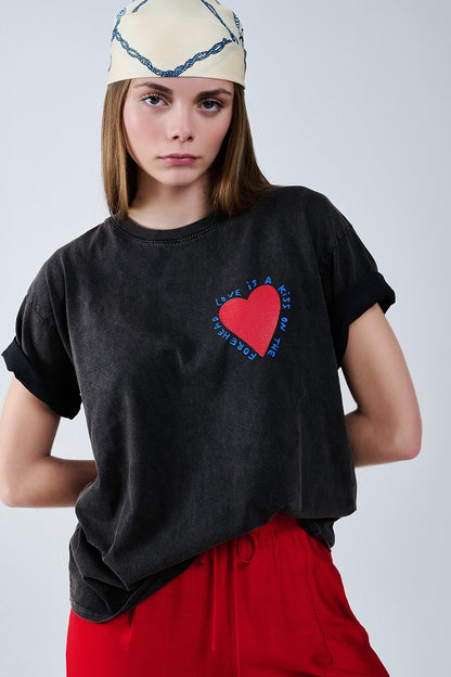 Camiseta negra con diseño de corazón en la parte delantera y trasera
