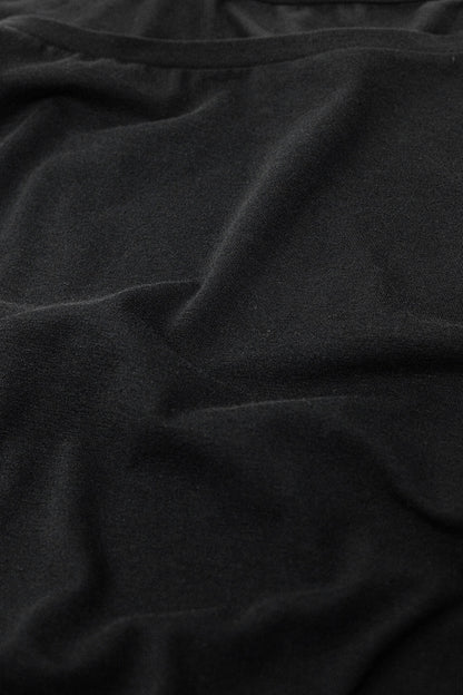 Camiseta negra de fino tejido elástico con cuello barco