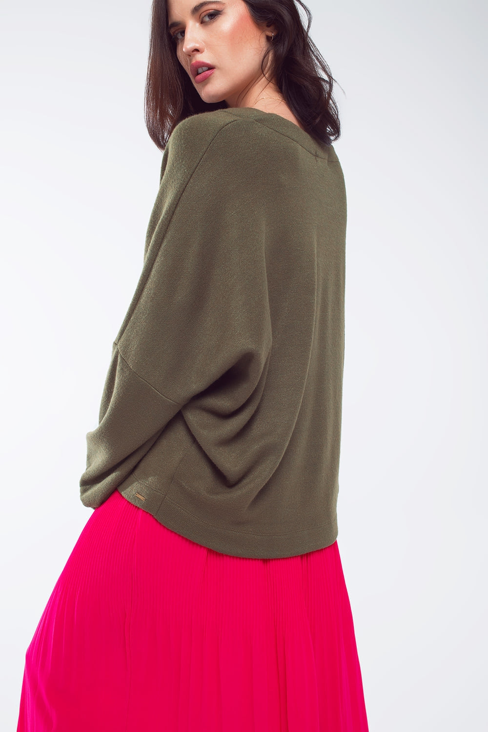Camiseta oversize verde oliva con escote en V