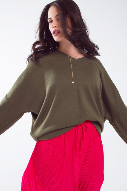 Camiseta oversize verde oliva con escote en V