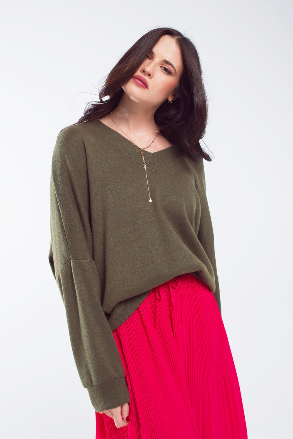 Camiseta oversize verde oliva con escote en V