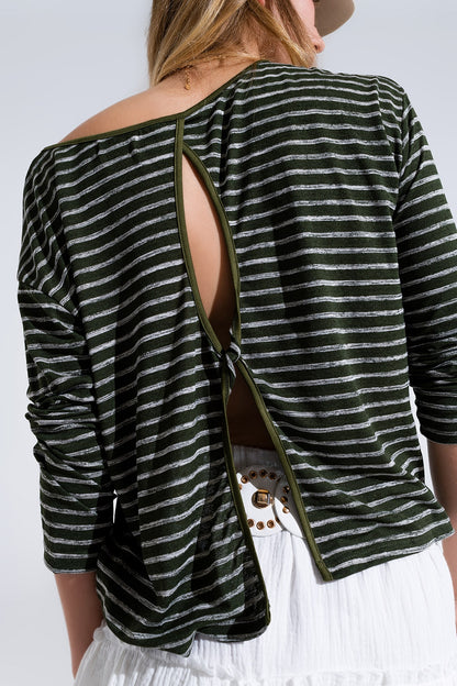 Camiseta relajada de rayas en color caqui con detalle de espalda abierta