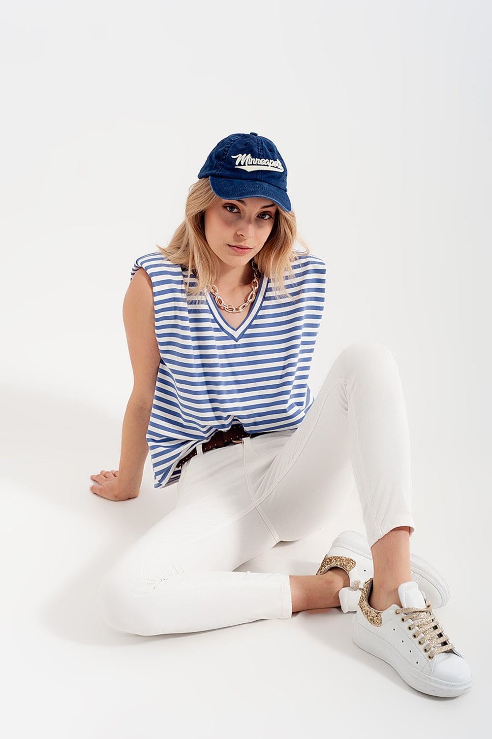 Camiseta sin mangas con hombreras y diseño de rayas en azul