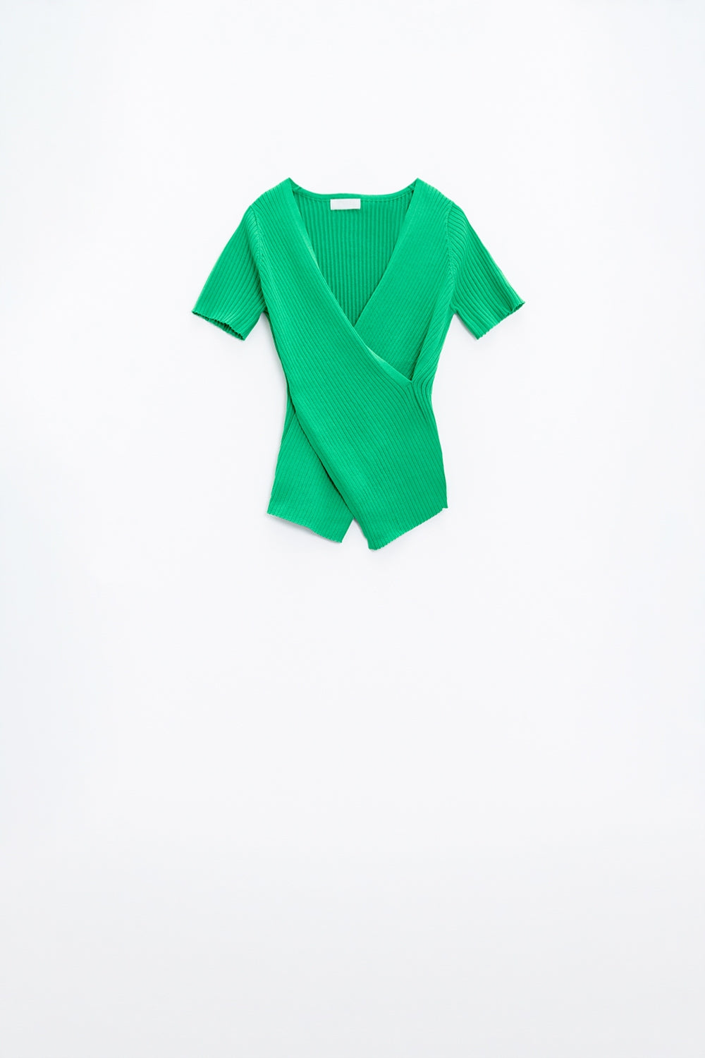 Camiseta verde con la parte delantera cruzada y cuello en V