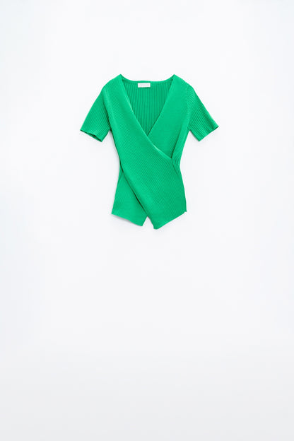 Camiseta verde con la parte delantera cruzada y cuello en V
