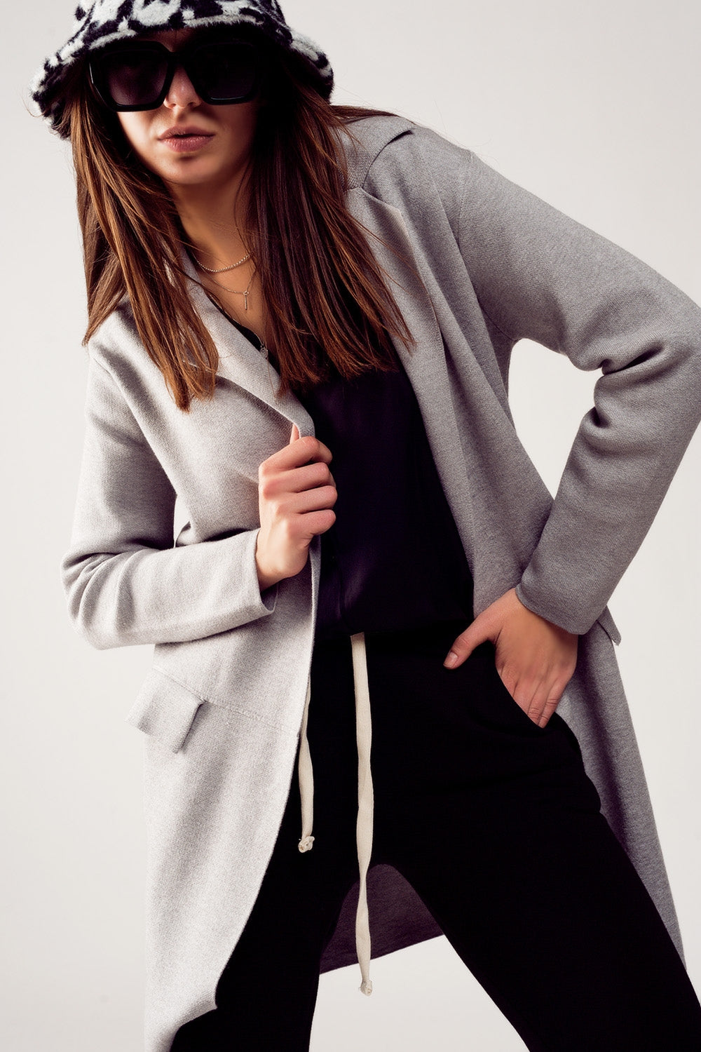Q2 Cardigan extra grande en gris con solapas