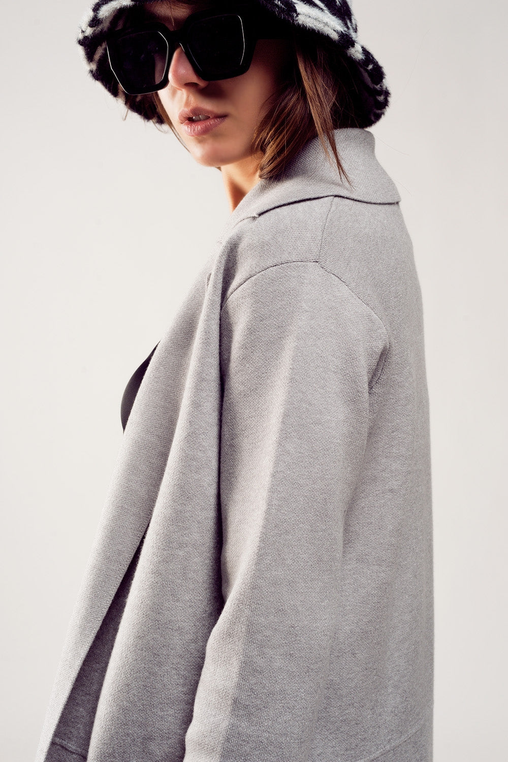 Cardigan extra grande en gris con solapas