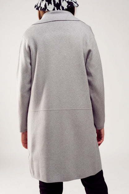 Cardigan extra grande en gris con solapas