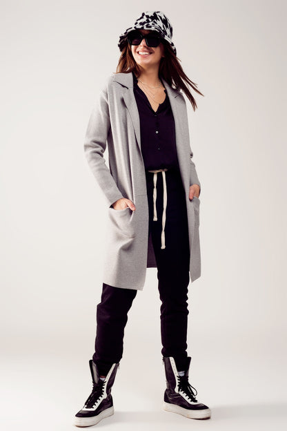 Cardigan extra grande en gris con solapas