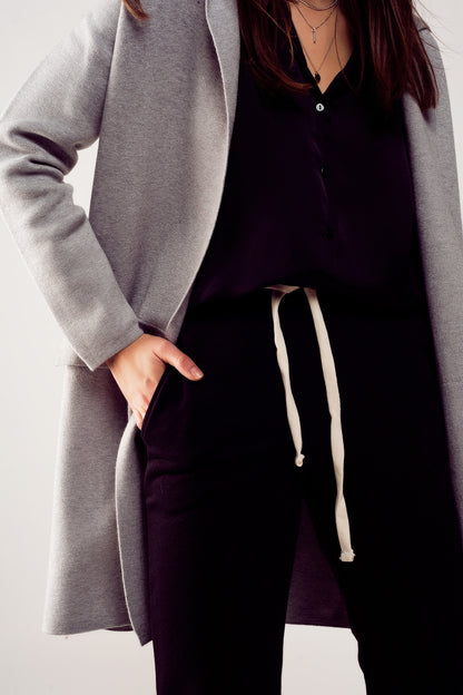 Cardigan extra grande en gris con solapas