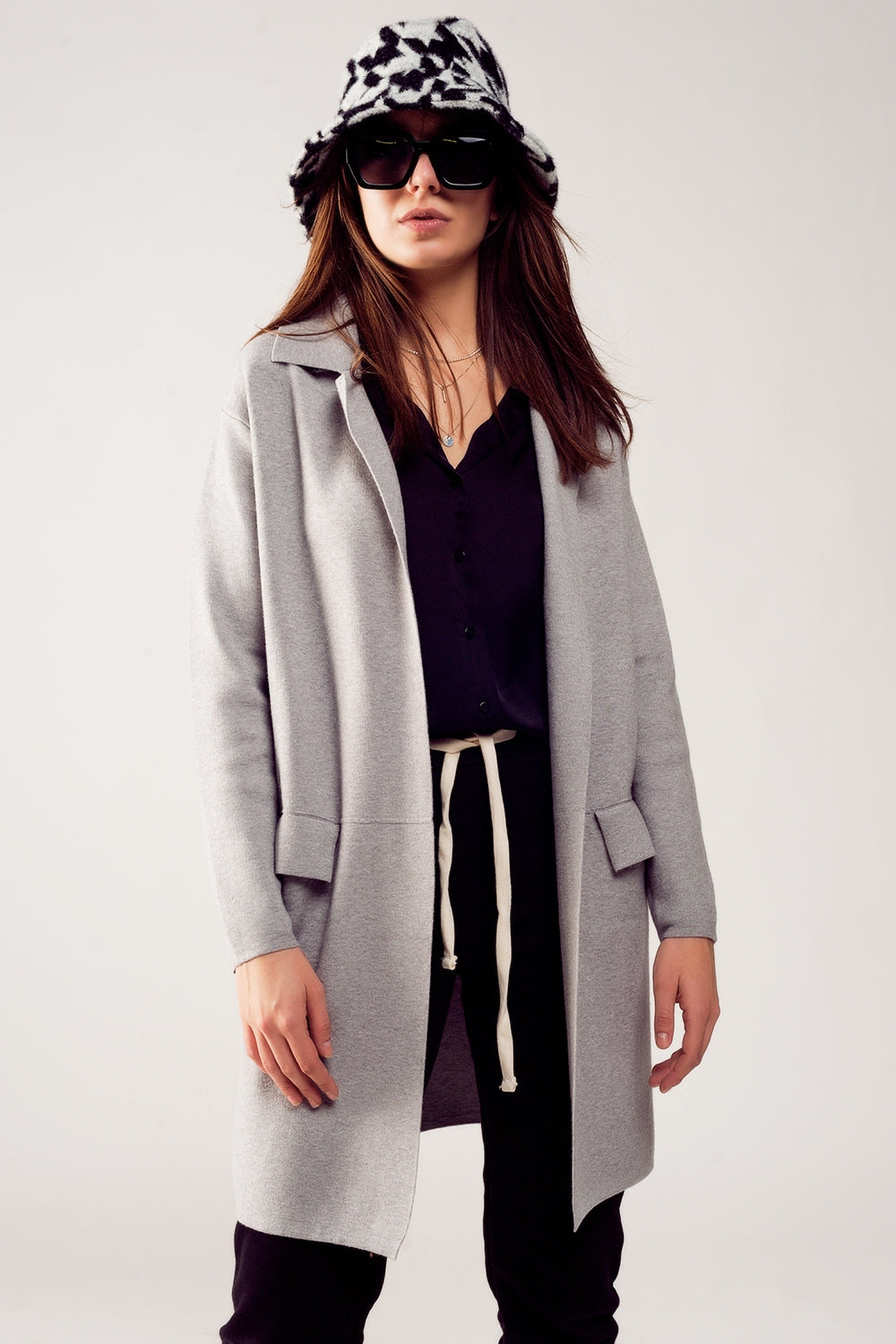 Cardigan extra grande en gris con solapas