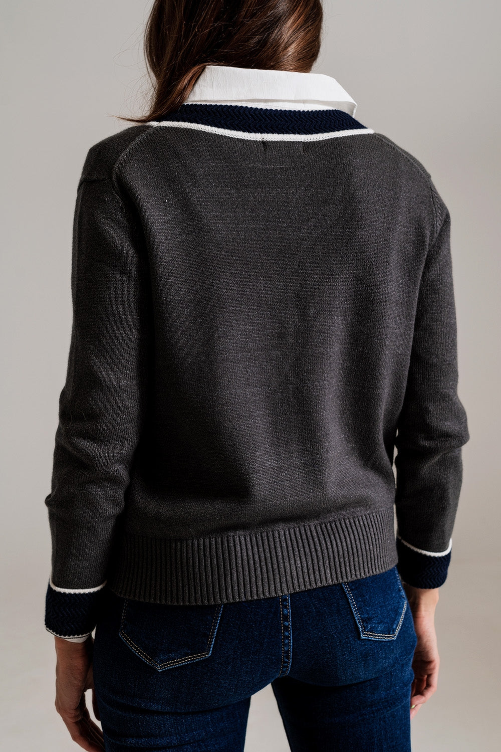 Cárdigan gris con bolsillos y estilo channel