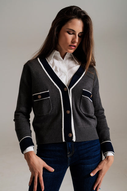 Cárdigan gris con bolsillos y estilo channel
