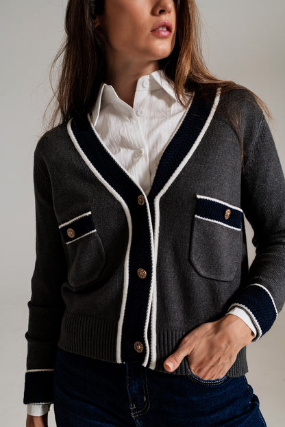 Cárdigan gris con bolsillos y estilo channel