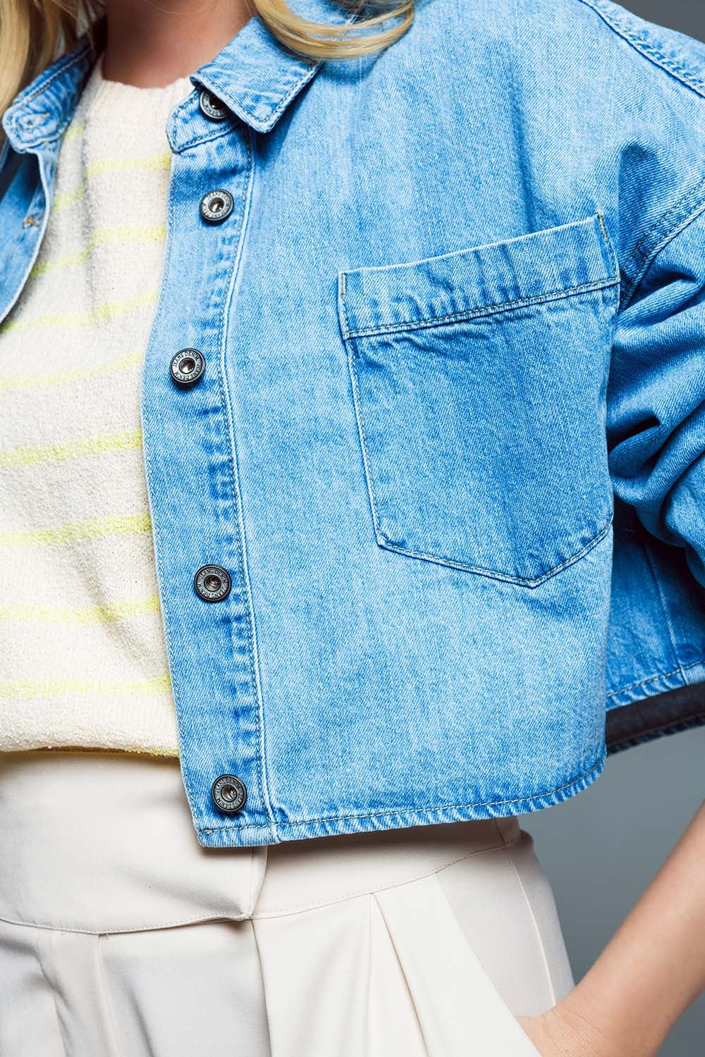 Cazadora vaquera básica cropped en azul claro Con bolsillo en el pecho