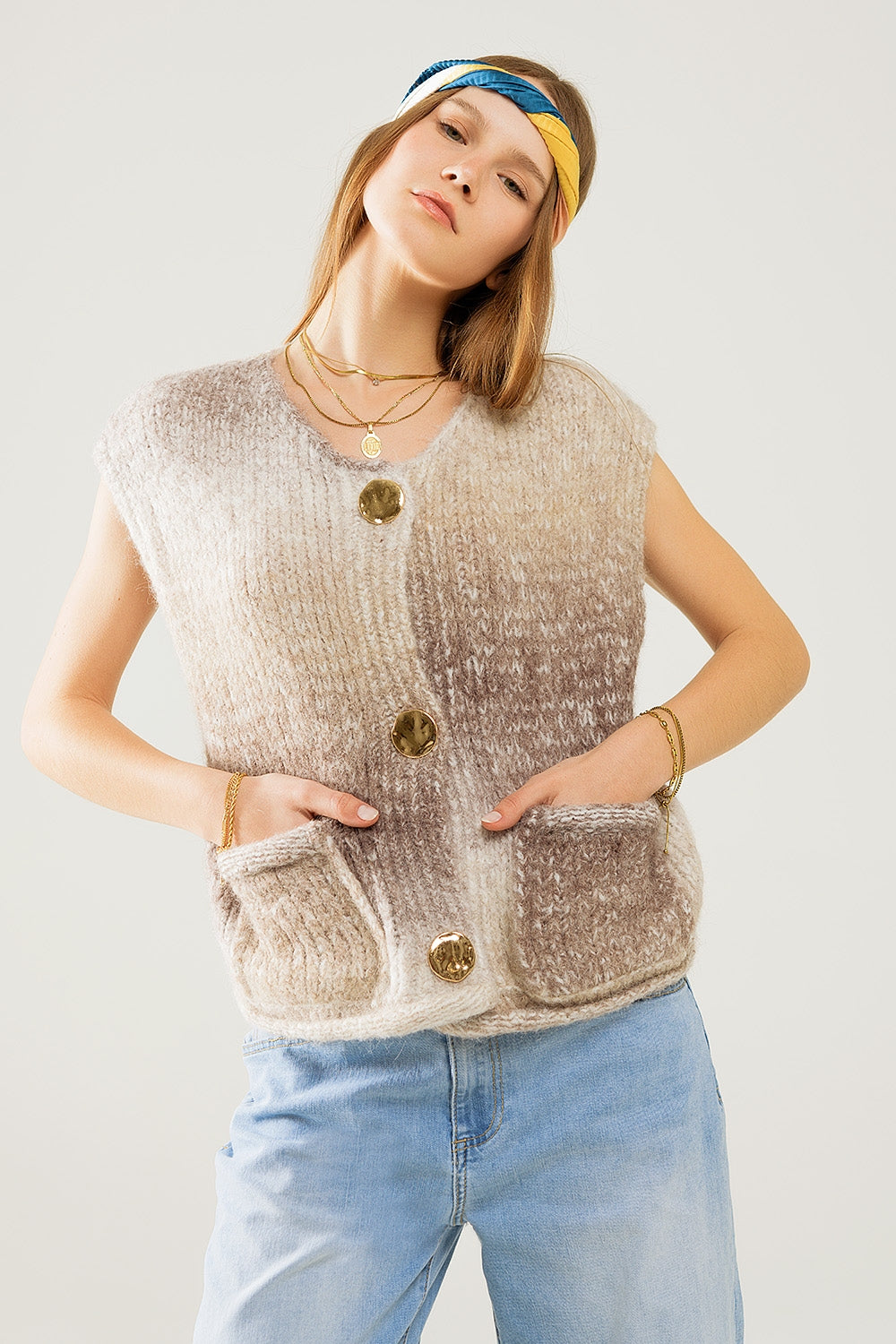 Chaleco de punto beige degradado con botones dorados