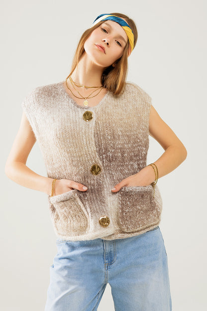 Chaleco de punto beige degradado con botones dorados