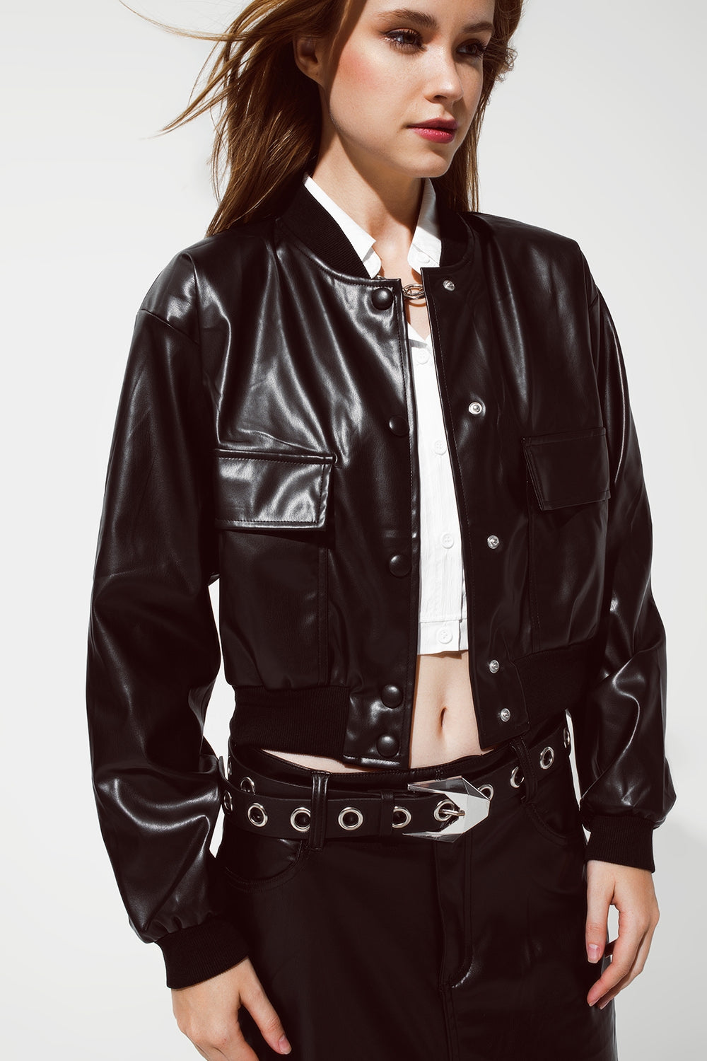 Chaqueta bomber metálica con bolsillos delanteros en negro