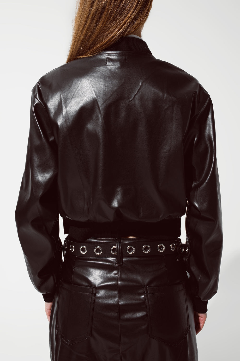 Chaqueta bomber metálica con bolsillos delanteros en negro