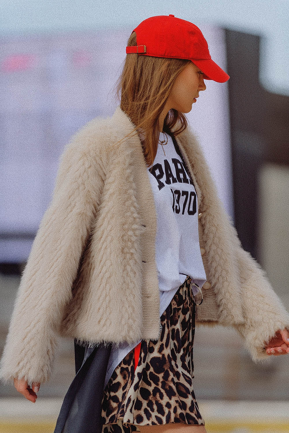 Chaqueta cropped beige de piel fina
