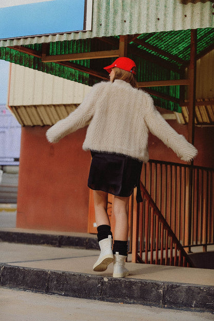 Chaqueta cropped beige de piel fina
