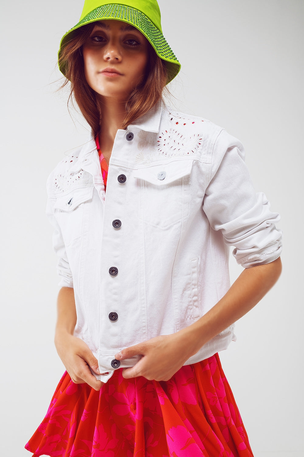 Chaqueta de mezclilla bordada en blanco
