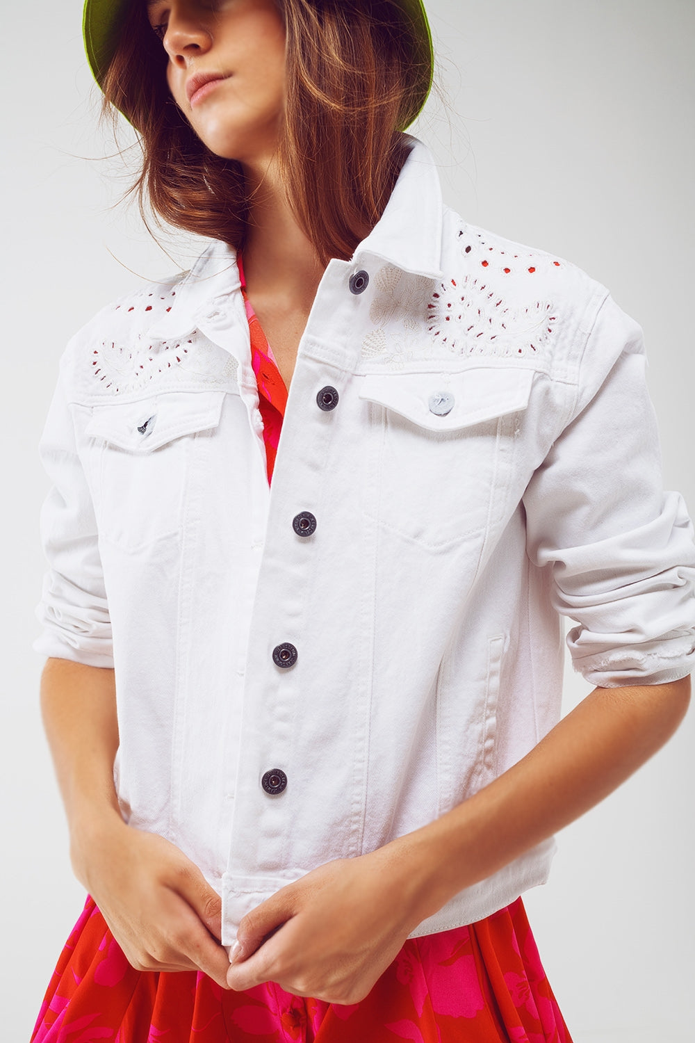 Chaqueta de mezclilla bordada en blanco