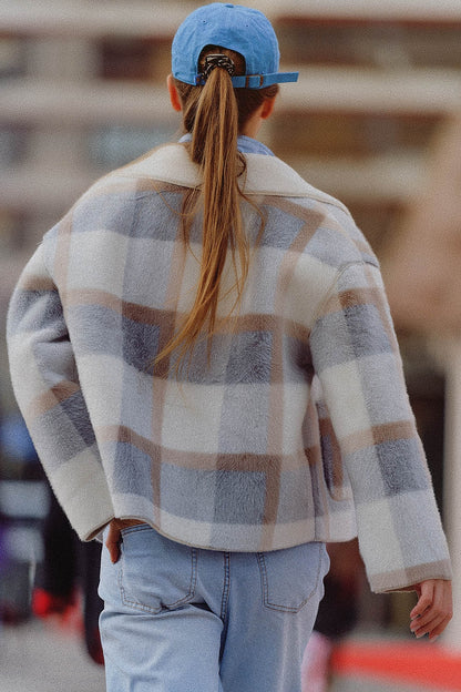 chaqueta de piel con estampado de cuadros azules