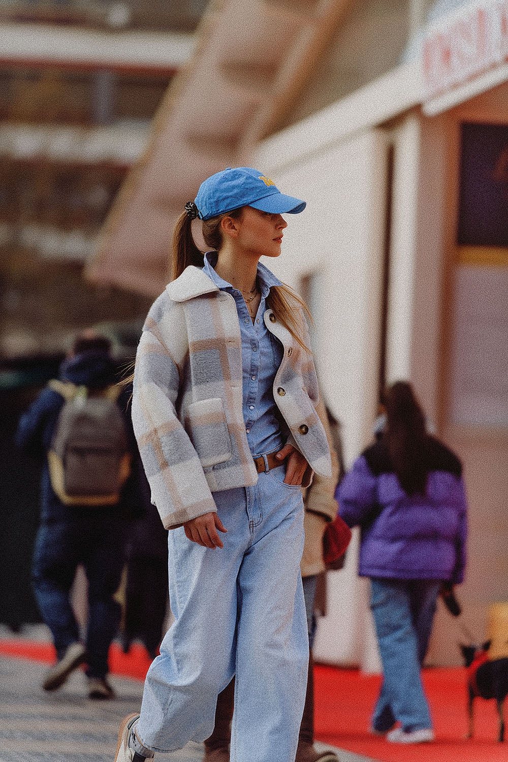 chaqueta de piel con estampado de cuadros azules