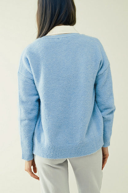 Chaqueta de punto azul con cuello de pico ancho y cierre de botones