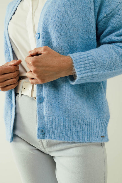 Chaqueta de punto azul con cuello de pico ancho y cierre de botones