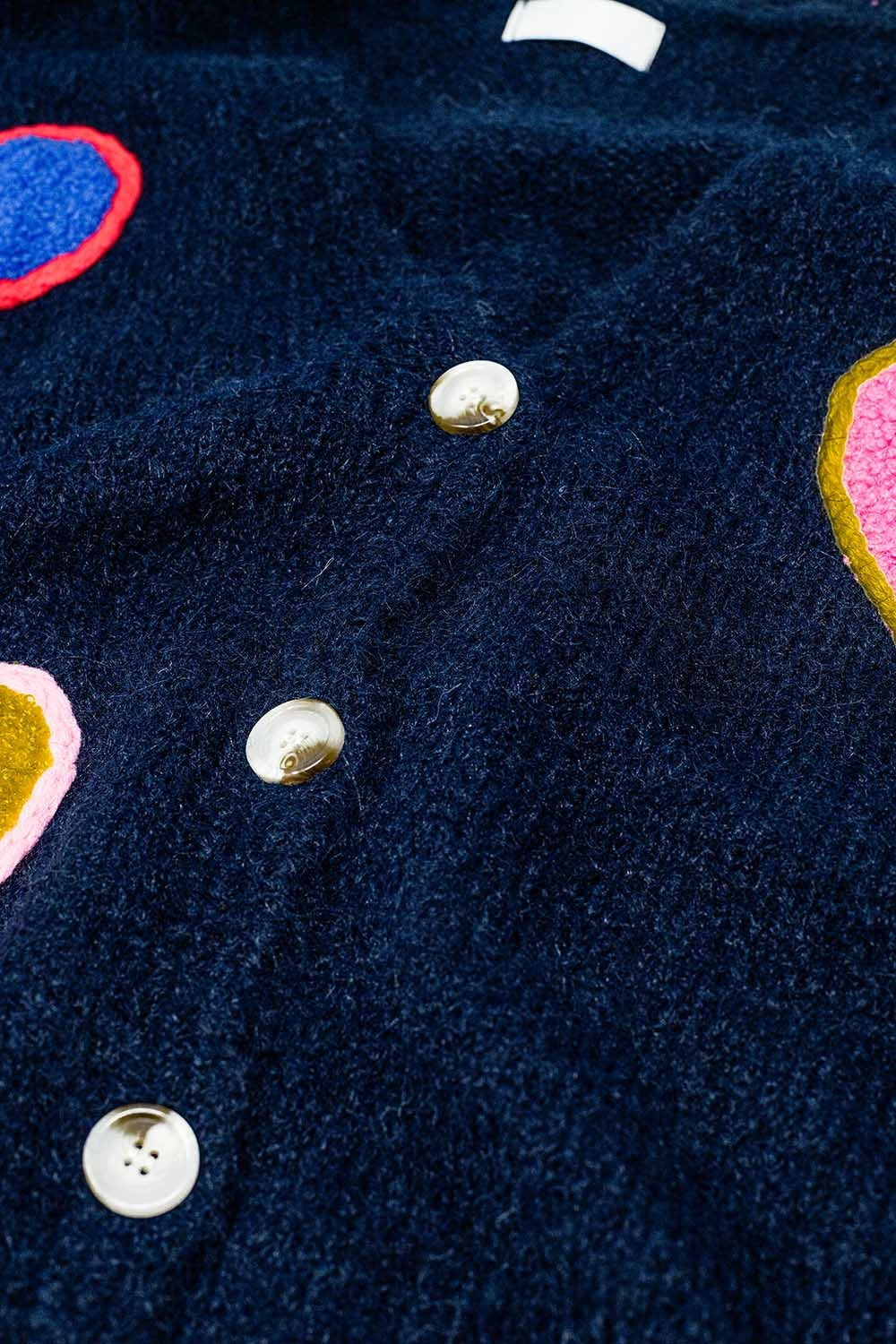Chaqueta de punto azul marino con corazones bordados