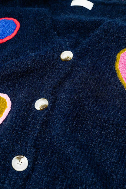 Chaqueta de punto azul marino con corazones bordados