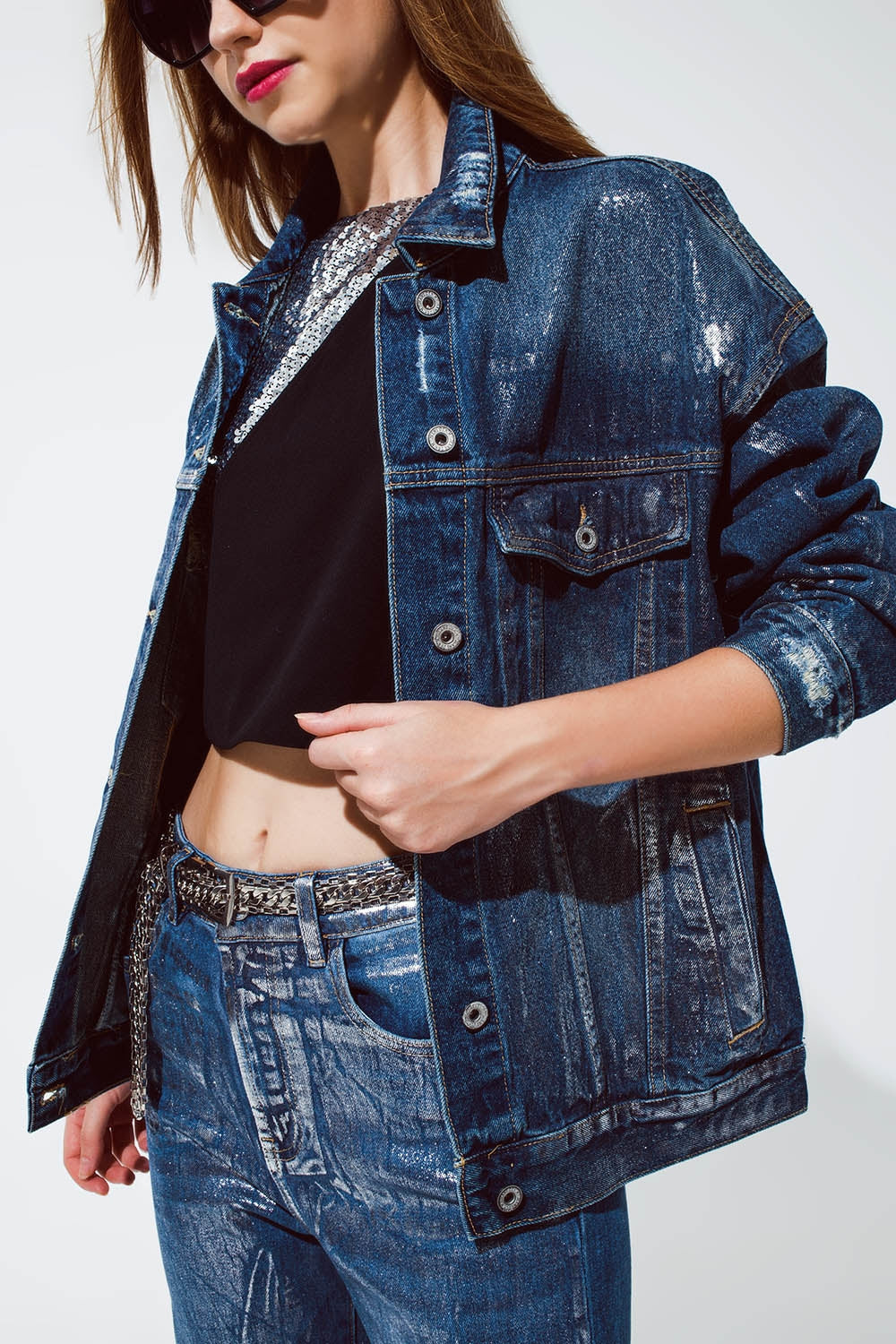 chaqueta denim extragrande con acabado metálico plateado