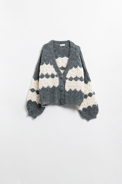 Q2 Chaqueta oversize de punto grueso con detalles de lentejuelas en gris
