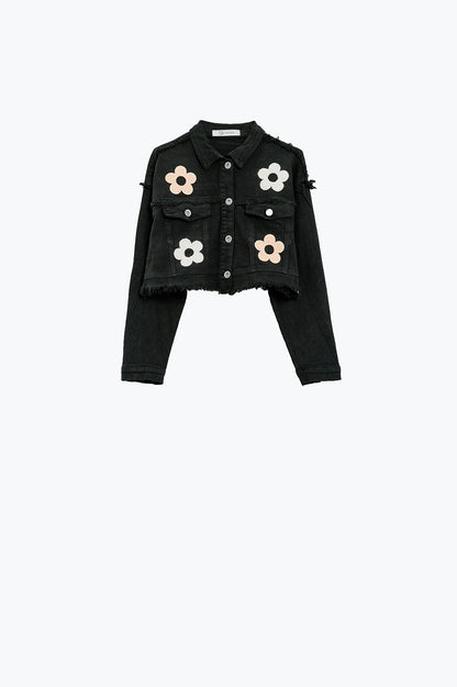 Q2 Chaqueta recortada con bolsillos en el pecho y detalles florales en negro