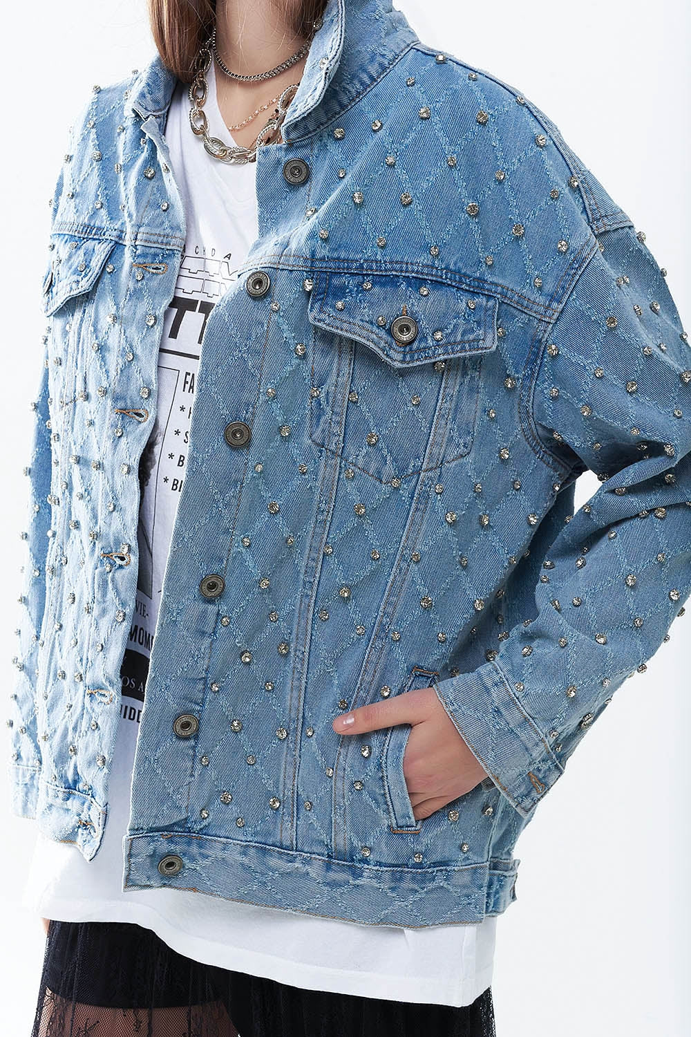 Chaqueta vaquera ancha con pedrería en estampado de rombos