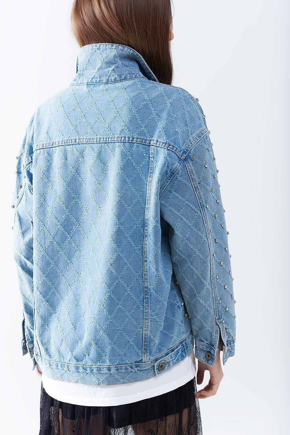 Chaqueta vaquera ancha con pedrería en estampado de rombos