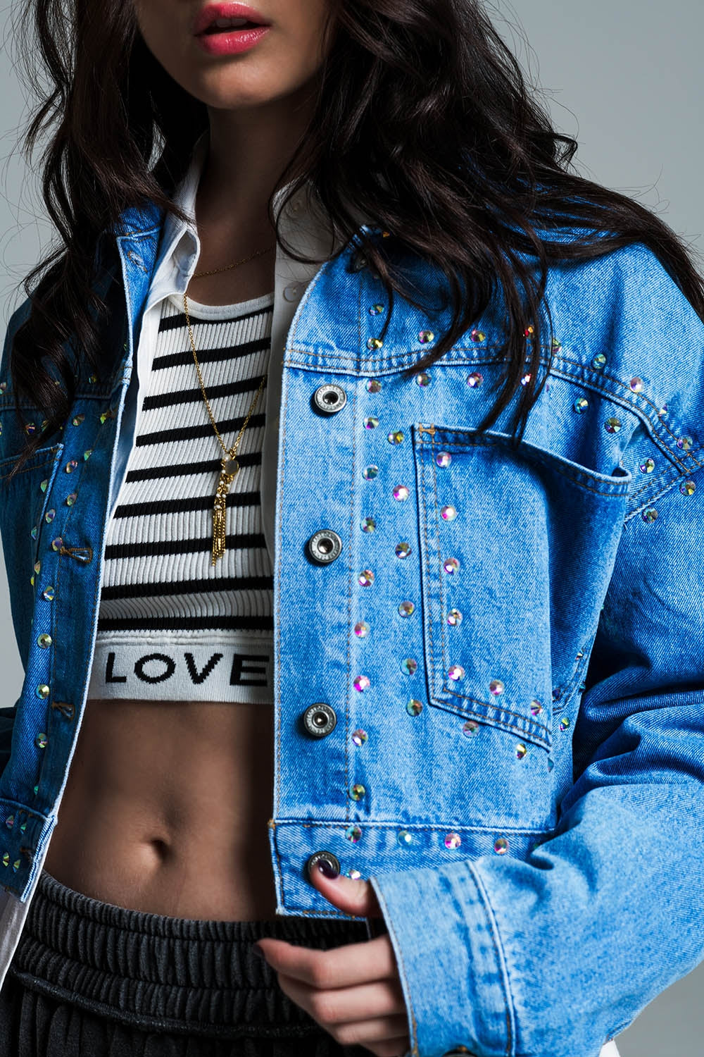 Chaqueta vaquera azul con tachuelas y bolsillos en el pecho