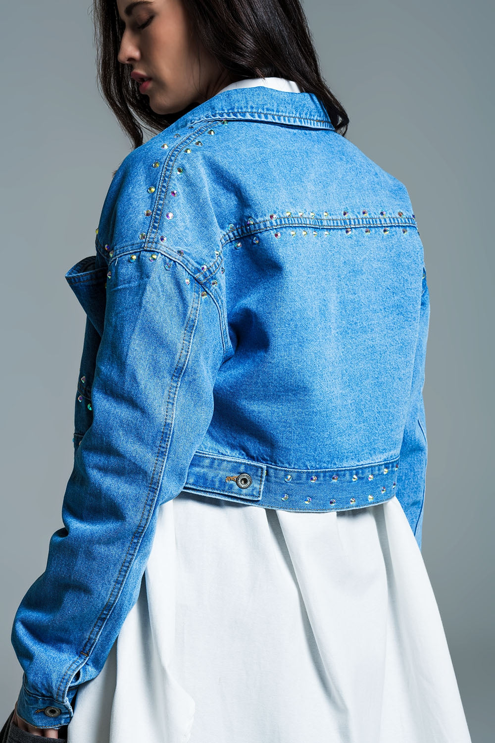 Chaqueta vaquera azul con tachuelas y bolsillos en el pecho