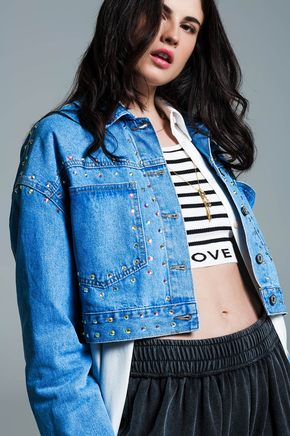 Chaqueta vaquera azul con tachuelas y bolsillos en el pecho