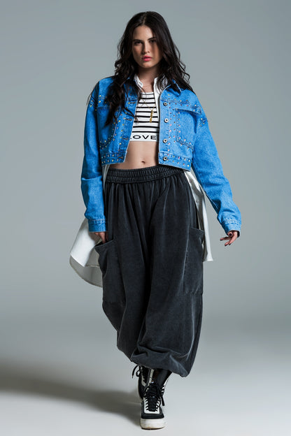 Chaqueta vaquera azul con tachuelas y bolsillos en el pecho