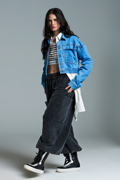 Chaqueta vaquera azul con tachuelas y bolsillos en el pecho