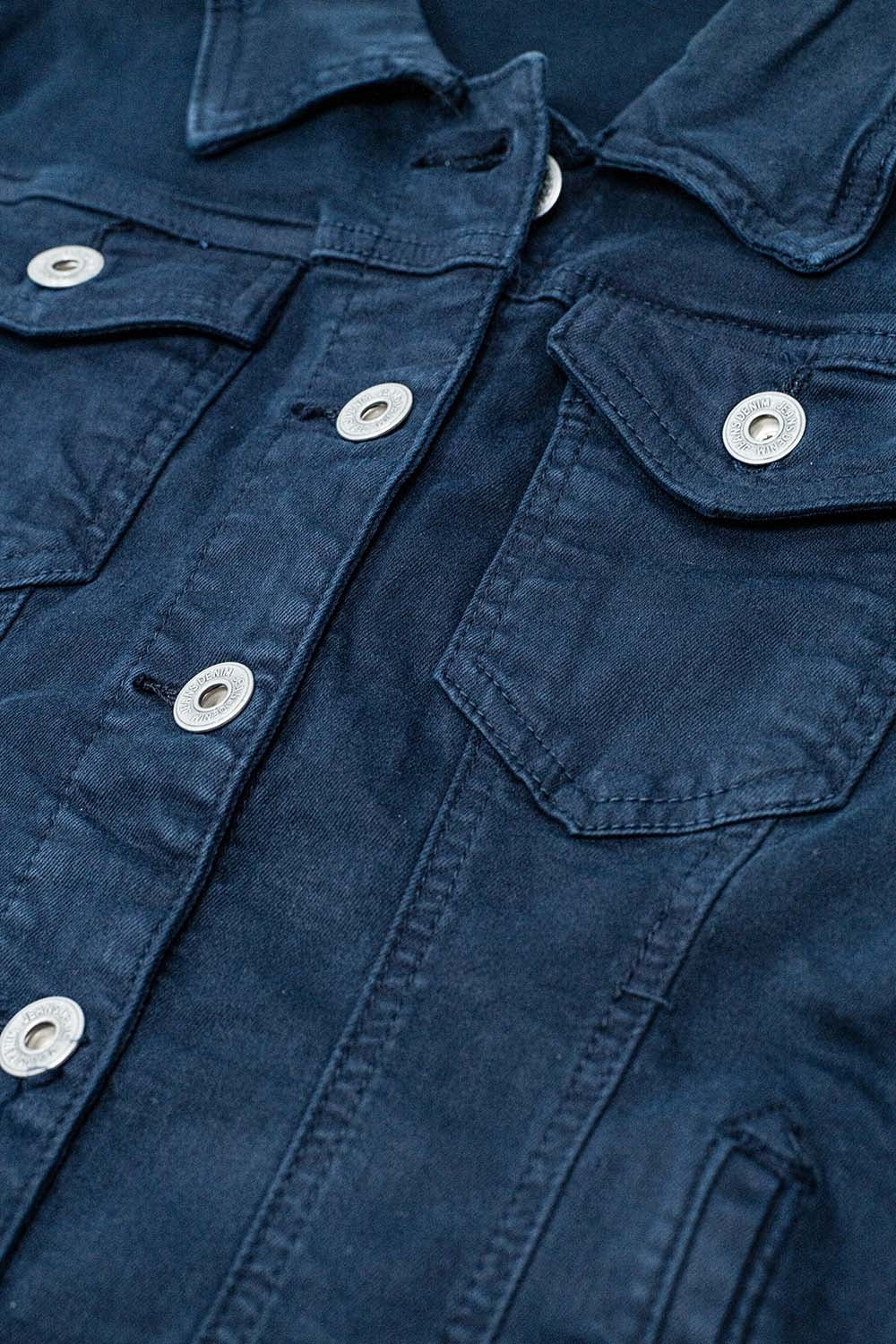 Chaqueta vaquera básica con bolsillos en azul marino