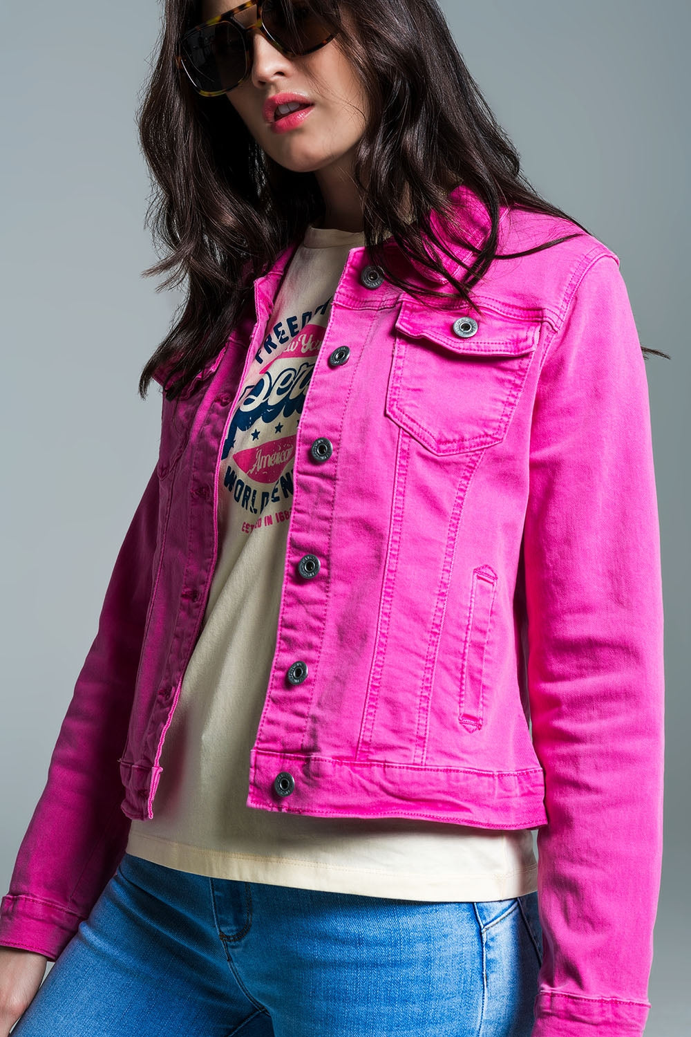 Chaqueta vaquera básica con bolsillos en rosa