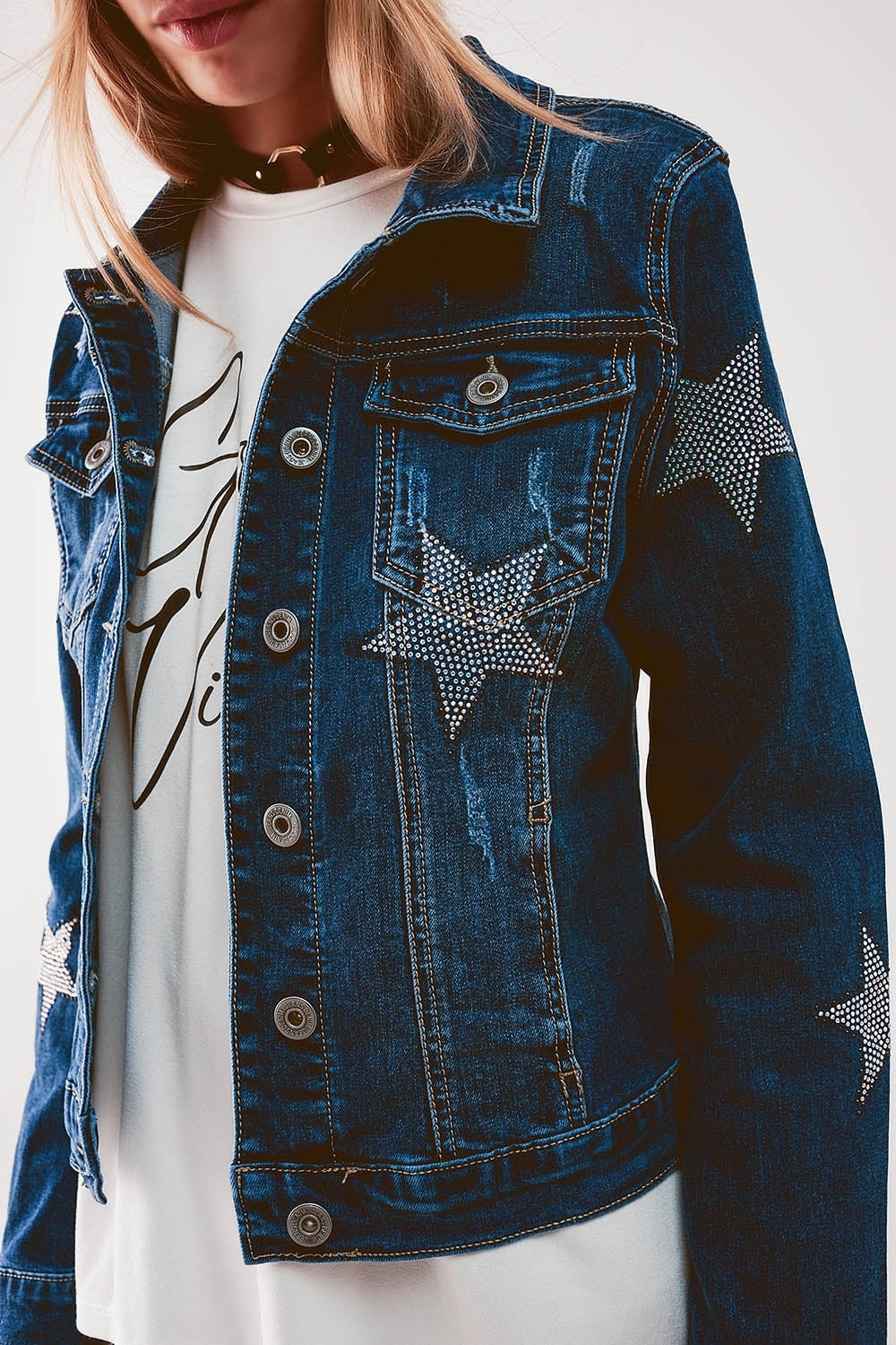 Chaqueta vaquera con adorno de estrella en lavado medio